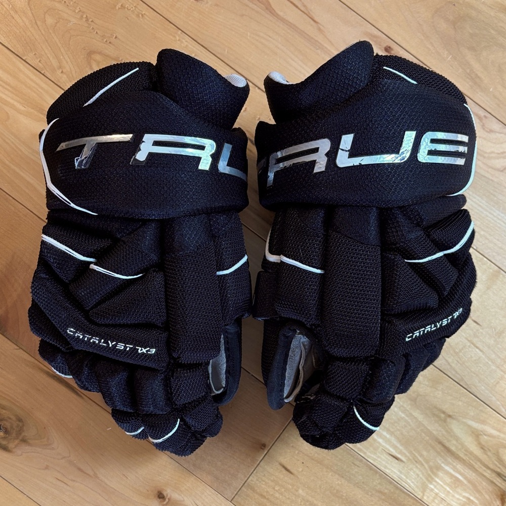 True Catalyst 7x3 Junior Hockey Gloves